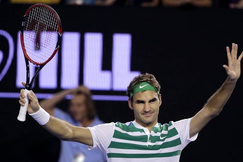 Federer acknowledges the crowd after beating Dimitrov at the 2016 Australian Open