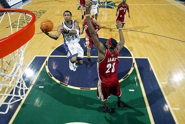 LeBron James attempts to block Maurice Williams&#039; layup attempt