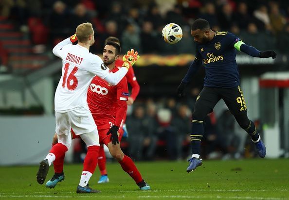 Alexandre Lacazette rises to head the ball