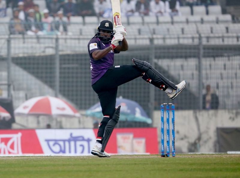 Chris Gayle entertained the fans in Dhaka with 2 sixes and a four