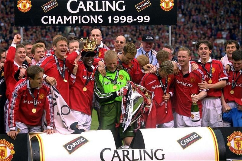 Manchester United celebrate their EPL title in 1998-99