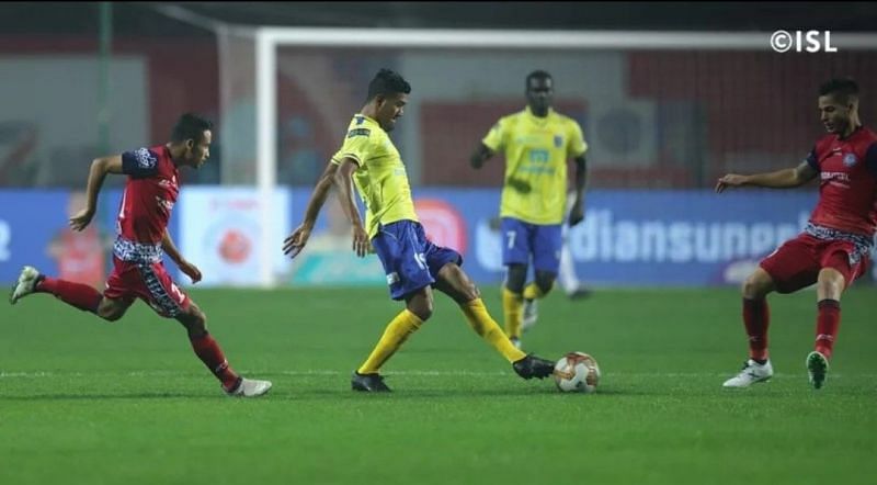 Aitor Monroy (extreme right) put in an incredible shift in the middle of the park. (Credits: ISL)