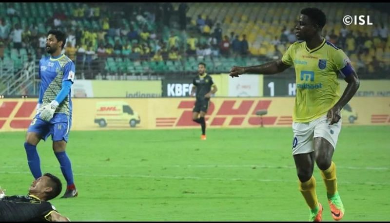 Laxmikant Kattimani (Far left) had a forgettable night in Kochi. (Credits: ISL)