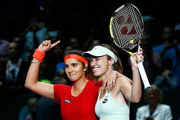 Sania Mirza (L) and Martina Hingis