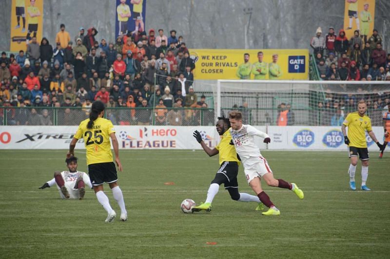 Mohun Bagan and Real Kashmir players fighting for the ball