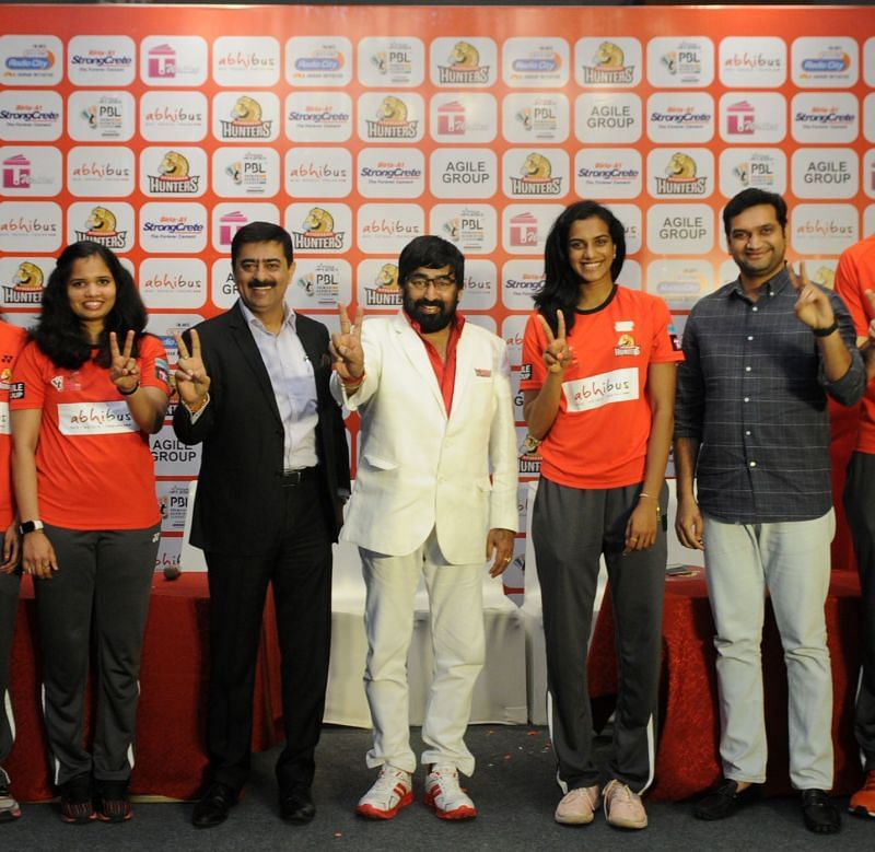 Sikki Reddy and PV Sindhu along with team owner Dr. VRK Rao, Sudhakar Reddy Chirra of Abhibus.com, and Mr.Manish Dua, President, Sales and Marketing of Orient Cements