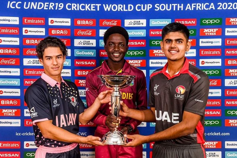 Japan&#039;s captain Marcus Thurgate (L) poses with the U-19 World Cup trophy