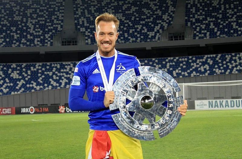 Victor Mongil poses with the Erovnuli Liga 2019 shield after helping his side clinch it (Image Credits: Twitter)