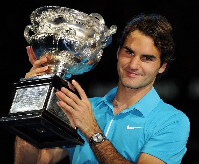 Federer lifts his 4th Australian Open title in 2010