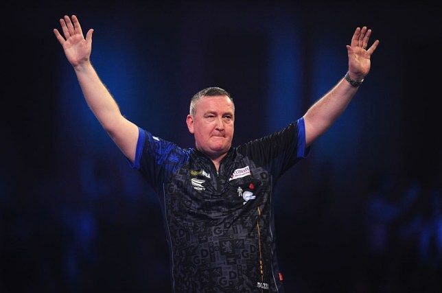 Glen Durrant moved back to the top of the Premier League with a 7-4 win.