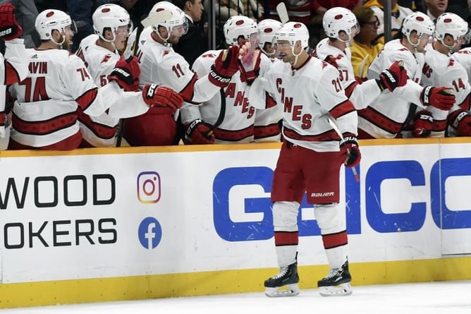 Svechnikov, Niederreiter help Hurricanes beat Predators 4-1