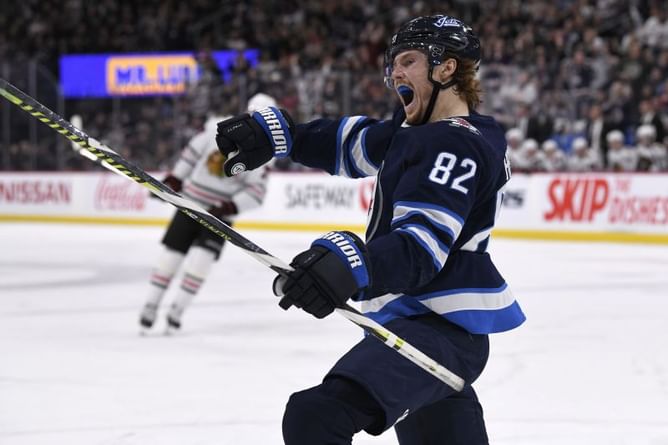 Beaulieu's 1st goal of season lifts Jets over Blackhawks 3-2
