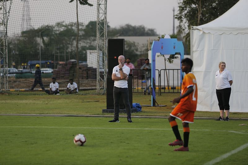 Shearer watches on as the young guns battle it out (Image courtesy: Premier League)