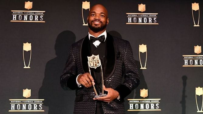Adrian Peterson wins Art Rooney Sportsmanship Award