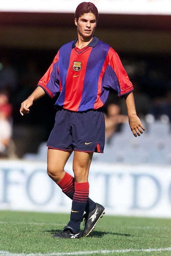 Mikel Arteta in action for Barcelona