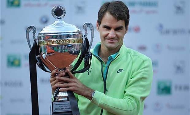  Federer holds aloft the 2015 Istanbul Open title