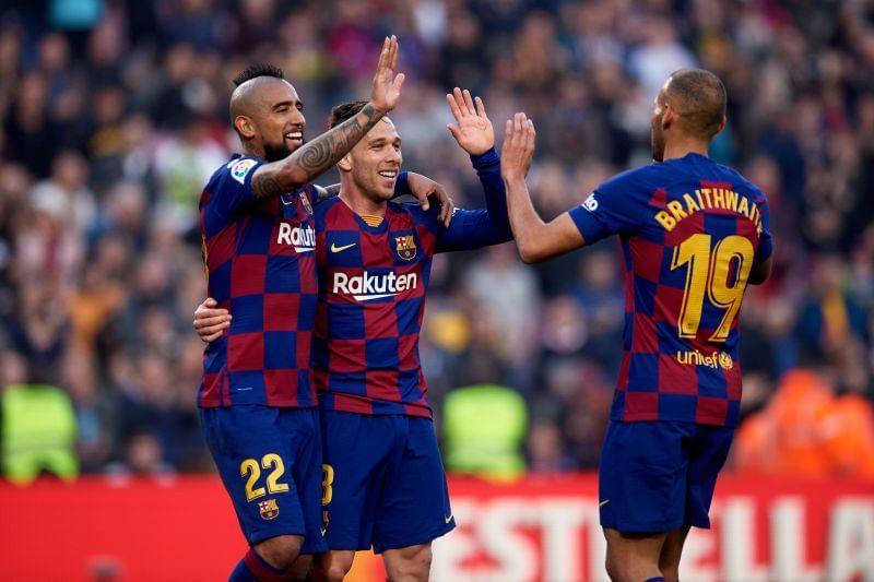 The team celebrating after Braithwaite&#039;s shot led to Arthur&#039;s goal