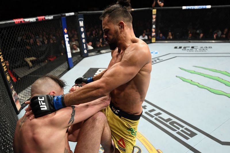 The illegal knee by Pereira (image courtesy - bloodyelbow.com)