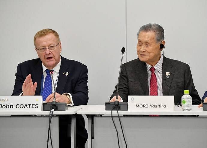 Yoshiro Mori (right) adressing the press