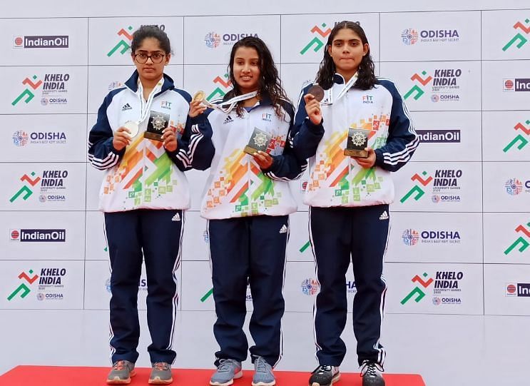 Nikitha SV (centre), Dhruti Muralidhar (left), and Rutuja Talegaonkar (right) pose with their respective medals (Image credits - Odisha Sports/Twitter)