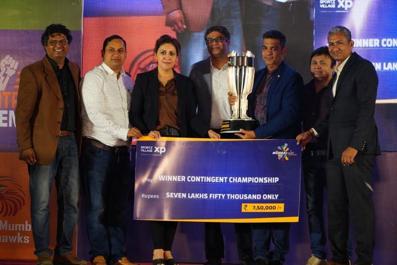 Sanjay Bangar, Bobilli Vijay Kumar and Jitendra Joshi felicitating the winning contingent owners