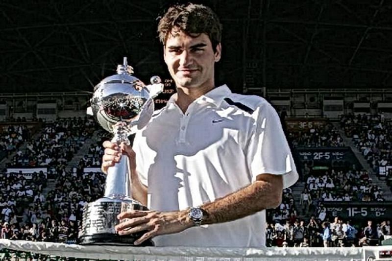 Federer poses with his 2006 Tokyo Open title