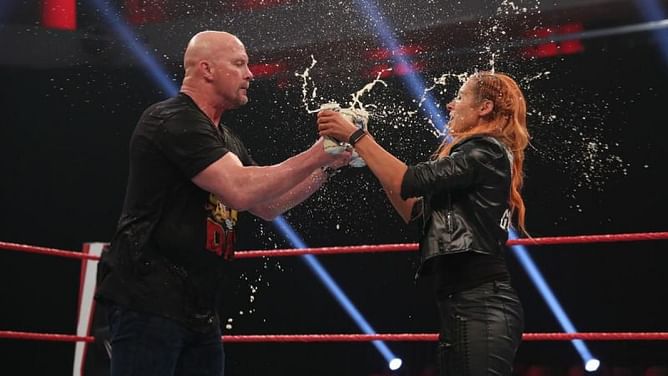 WWE Raw का कैमरा बंद होने के बाद हुई बिना दर्शकों के बीयर पार्टी, धड़ाम से गिरे स्टीव ऑस्टिन
