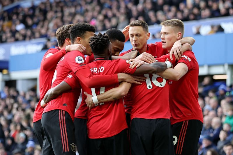 Manchester United players celebrate with Fernandes after his assist.