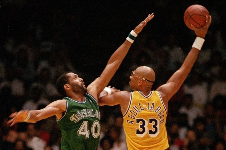 The skyhook by Kareem Abdul-Jabbar was an unstoppable move