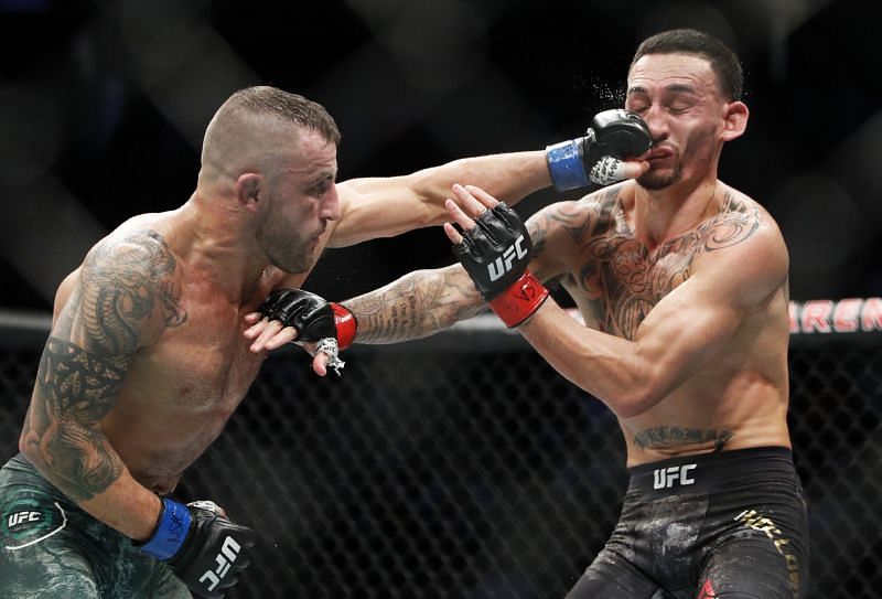 Alexander Volkanovski defeats Max Holloway at UFC 245