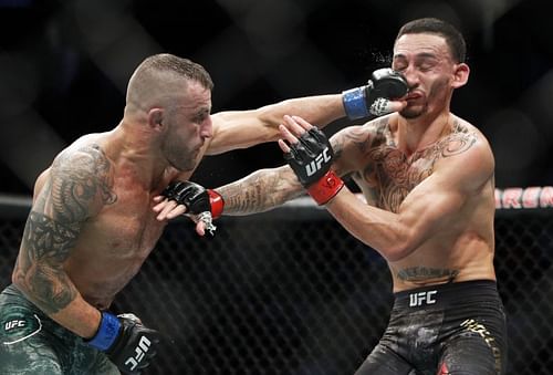 Alexander Volkanovski defeats Max Holloway at UFC 245