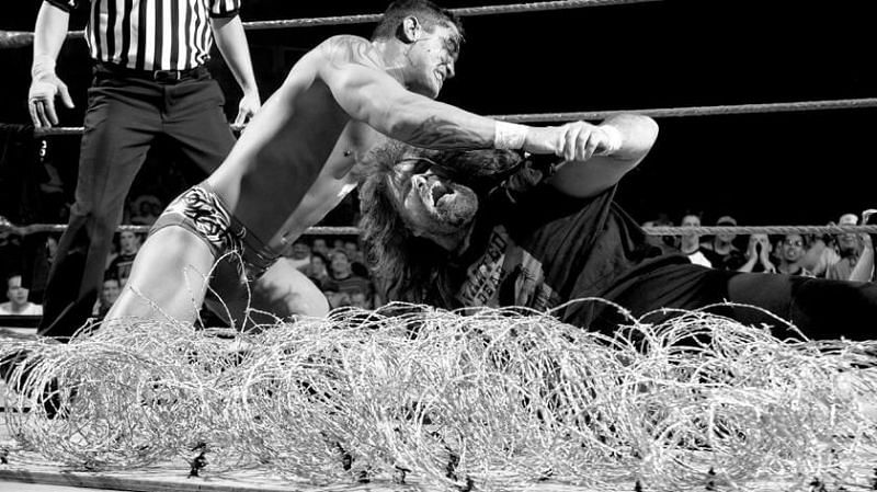 So much brutality that we have to show the pic in black and white: Cactus Jack takes Orton to his limit and beyond