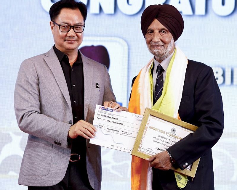 Harbinder Singh (right) receives Lifetime Achievement Award from Kiren Rijiju (left)