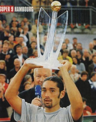 Marcelo Rios hoists aloft his 5th Masters 1000 trophy at 1999 Hamburg