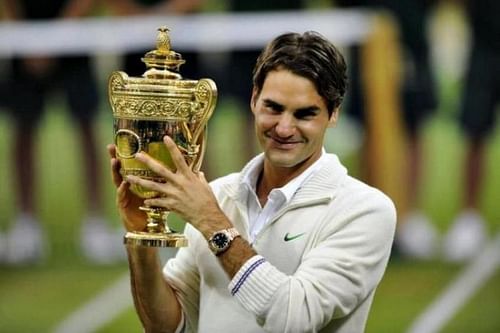 Roger Federer lifting the Wimbeldon title 