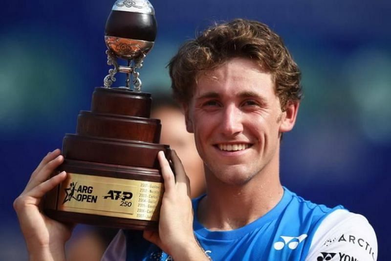 Casper Ruud hoists aloft his first career singles title at the 2020 Buenos Aires Open