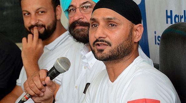 Hindi Cricket News - हरभजन ने कहा, इस समय आईपीएल के बारे में सोचना स्वार्थ होगा, देश के सामने क्रिकेट छोटी चीज है