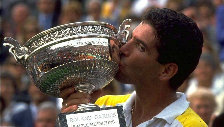 Andres Gomez wins his sole Grand Slam title at 1990 Roland Garros.