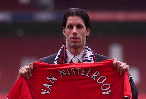 Ruud van Nistelrooy&#039;s transfer to Manchester United delayed for a year owing to fitness issues
