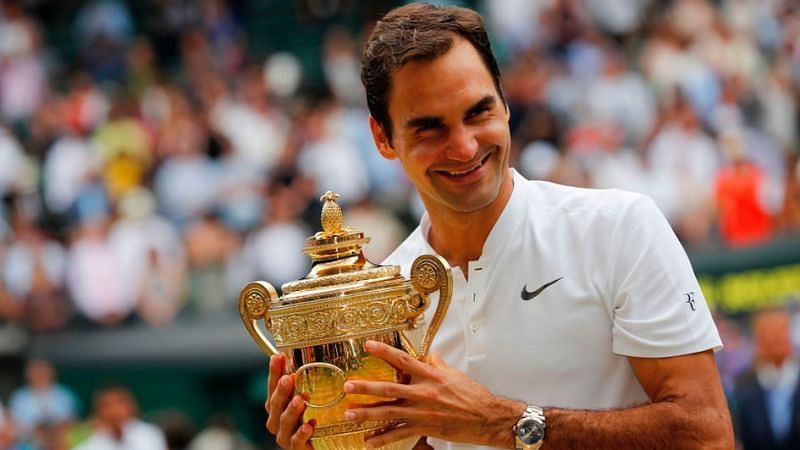 Federer hoists aloft his 8th Wimbledon title in 2017