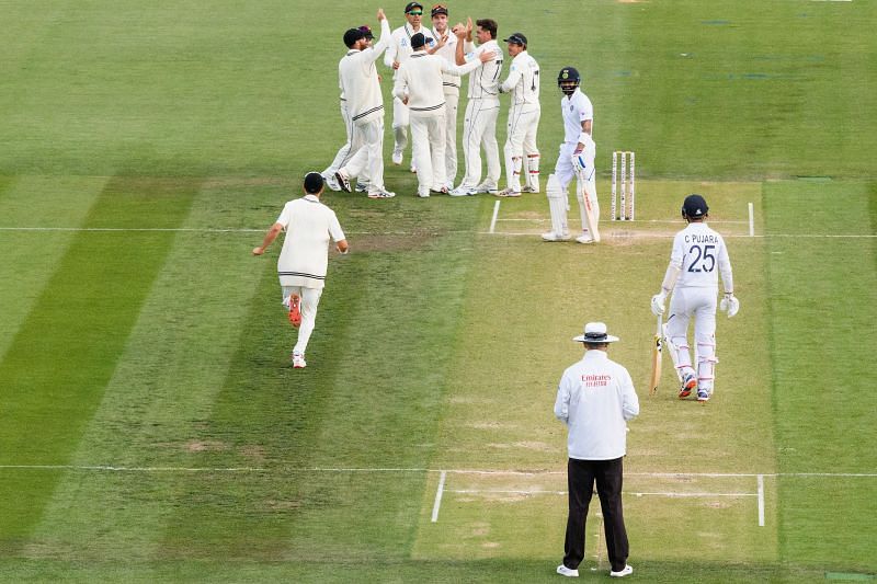 Pujara asking Kohli to consider reviewing the Umpire&#039;s Decision - Second Test.