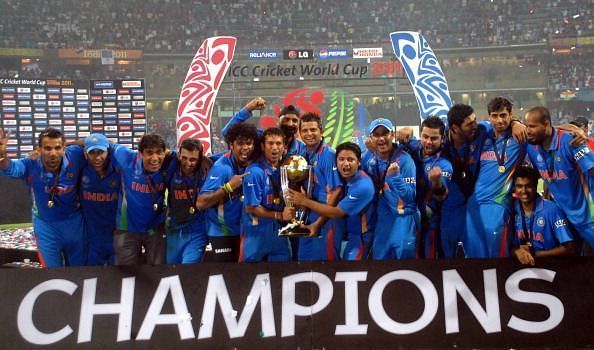 2011 वर्ल्ड कप ट्रॉफी के साथ भारतीय टीम