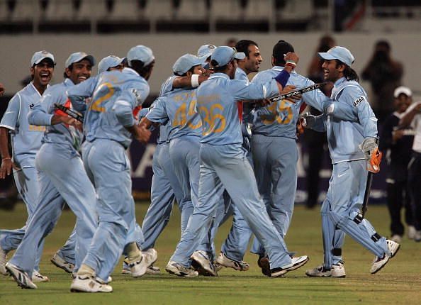 ऑस्ट्रेलिया को सेमीफाइनल में हराने के बाद भारतीय टीम, युवी ने खेली थी तूफानी पारी