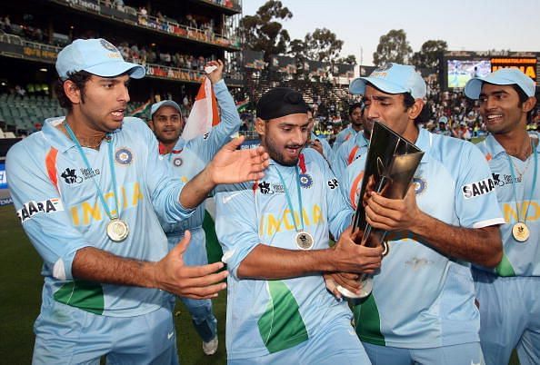 2007 टी20 वर्ल्ड कप के फाइनल में पाकिस्तान को हराने के बाद ट्रॉफी के साथ भारतीय टीम के खिलाड़ी