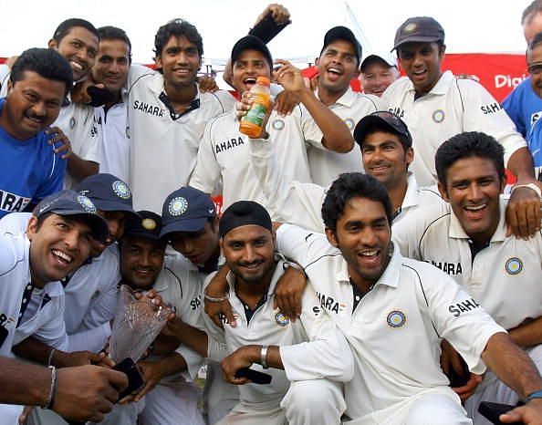 वेस्टइंडीज को हराने के बाद ट्रॉफी के साथ भारतीय टीम
