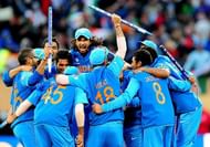 भारतीय टीम फाइनल मुकाबला जीतने के बाद सेलिब्रेट करते हुए