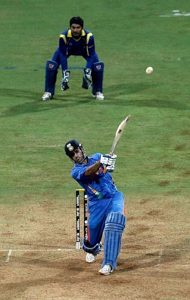   महेंद्र सिंह धोनी ने छक्का लगाकर भारत को 28 साल बाद वर्ल्ड कप जिताया। धोनी (91*) मैन ऑफ द मैच भी रहे