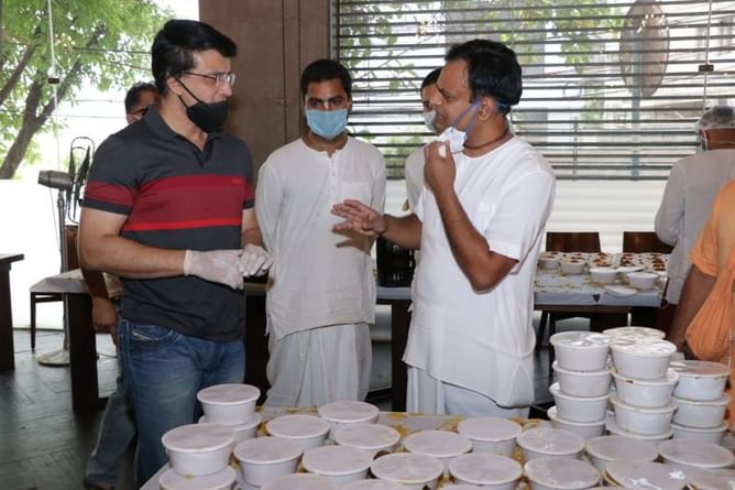 Sourav Ganguly feeds 5000 people daily during COVID-19 pandemic