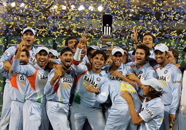 ऑस्ट्रेलिया को फाइनल में हराने के बाद ट्रॉफी के साथ भारतीय टीम