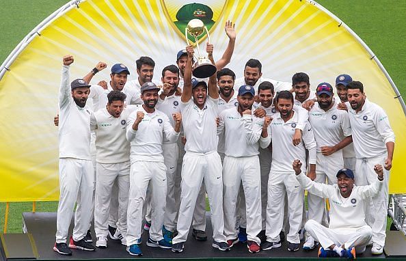  ऑस्ट्रेलिया को पहली बार टेस्ट सीरीज में हराने के बाद ट्रॉफी के बाद भारतीय टीम